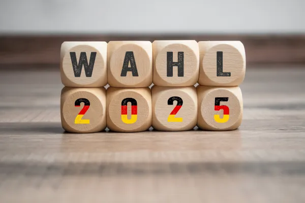 Würfel mit der Aufschrift Bundestagswahl 2025 